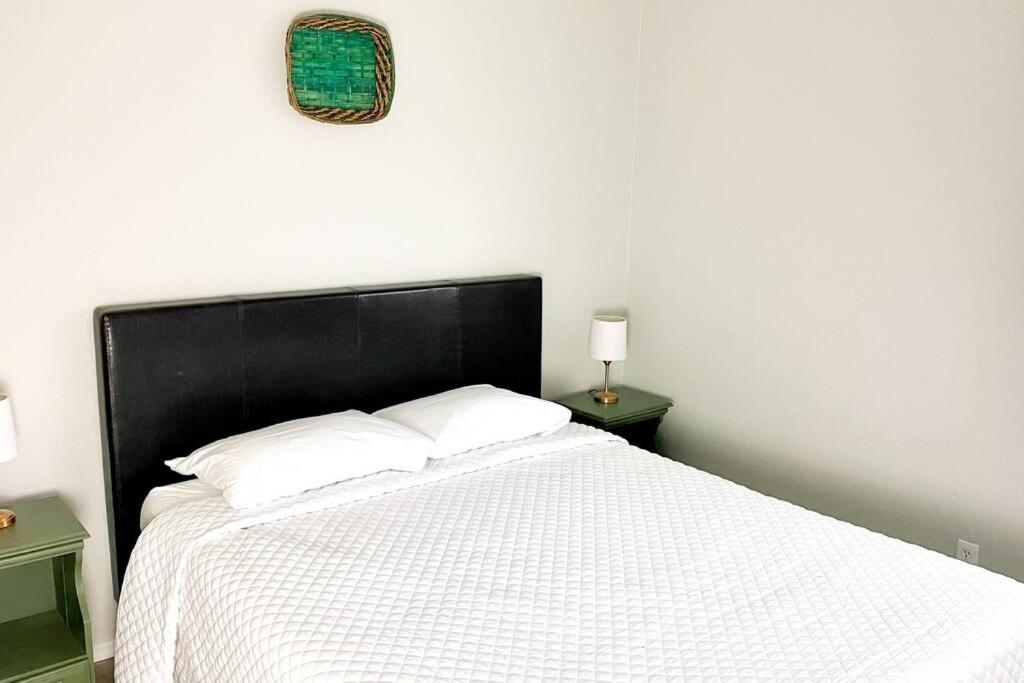 Quiet & Private 3BR House King Bed Fast WiFi! - Housity