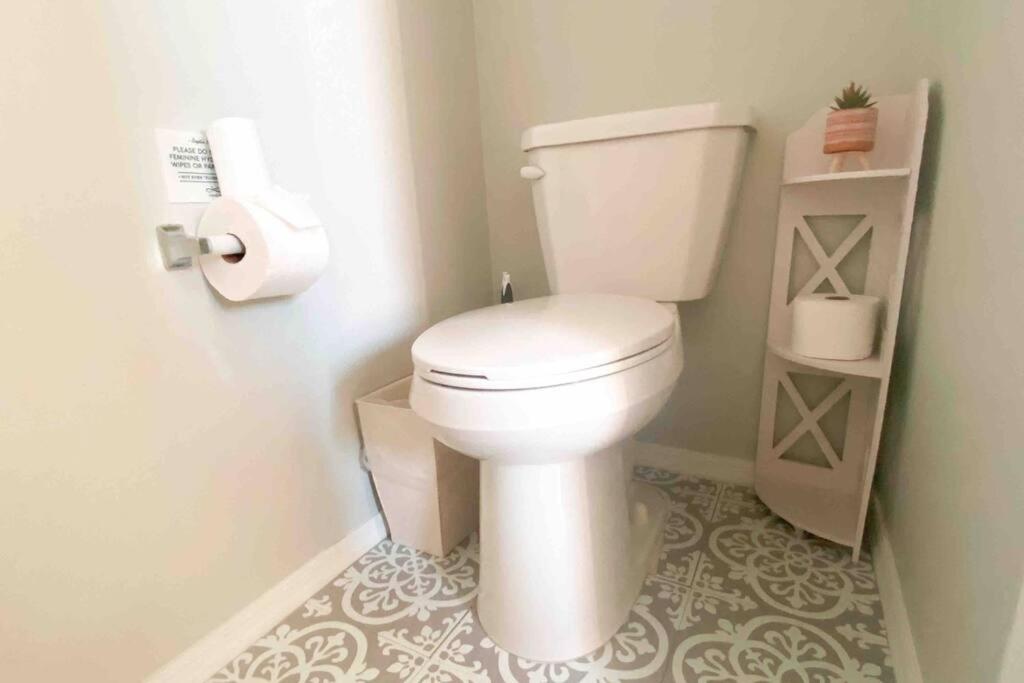 Quiet & Private 3BR House King Bed Fast WiFi! - Housity