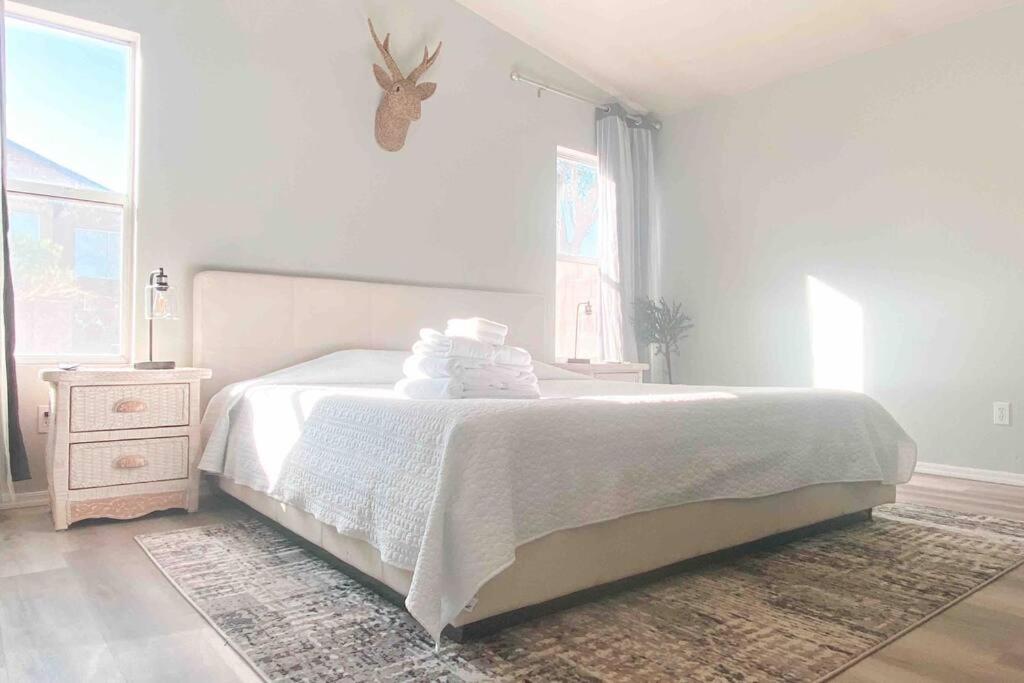 Quiet & Private 3BR House King Bed Fast WiFi! - Housity
