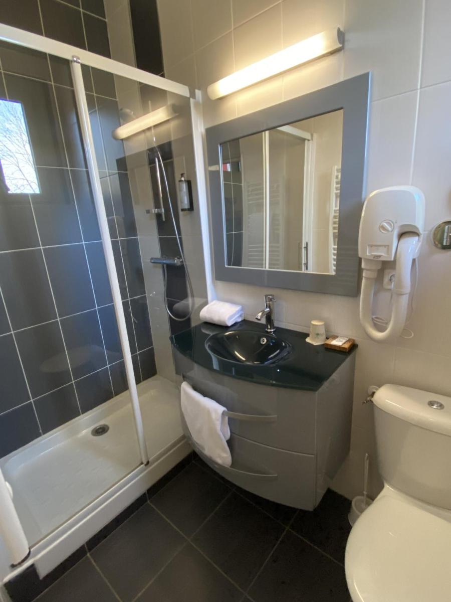 Salle de bains dans l'établissement Logis hôtel Aux Berges de l'Aveyron