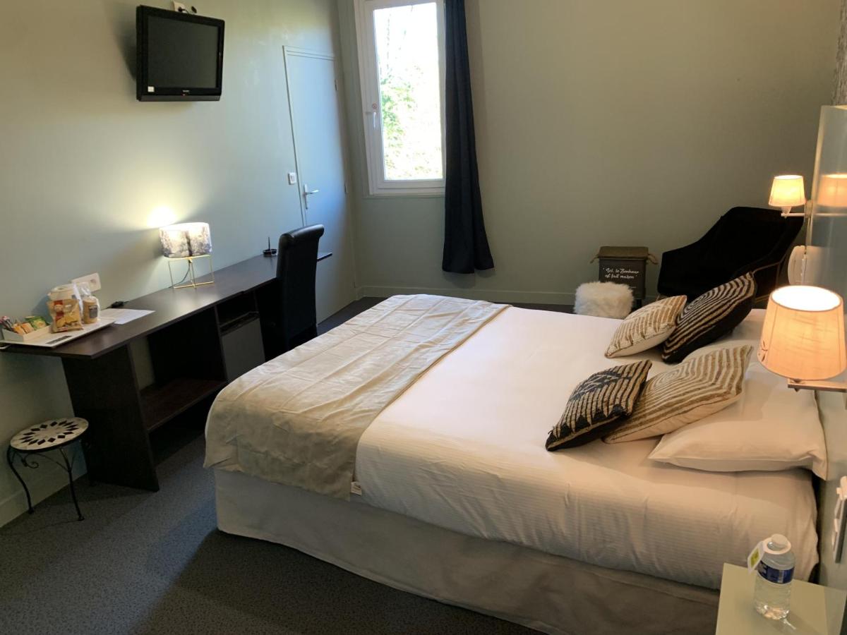 Un ou plusieurs lits dans un hébergement de l'établissement Logis hôtel Aux Berges de l'Aveyron