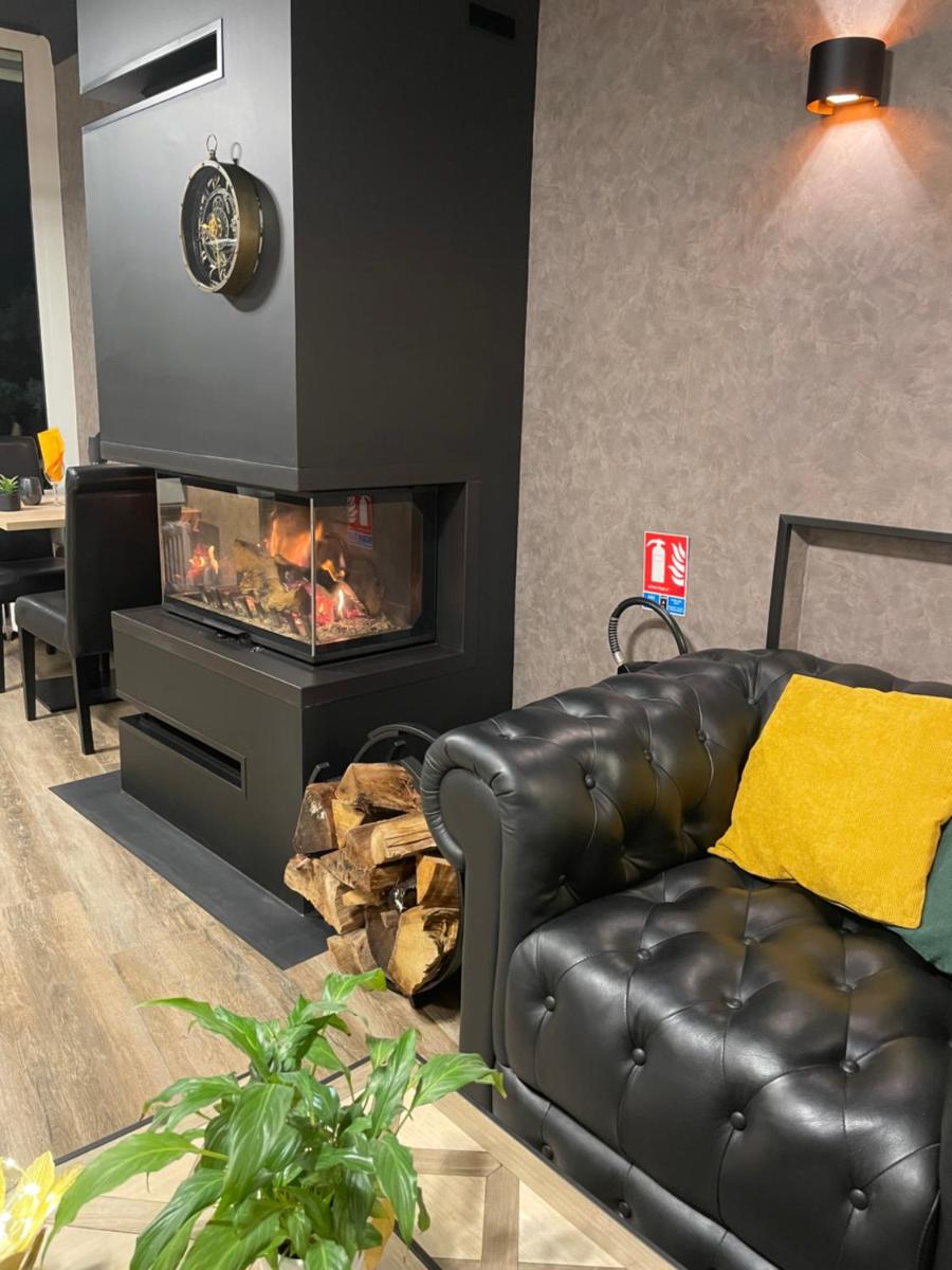 Coin salon dans l'établissement Logis hôtel Aux Berges de l'Aveyron
