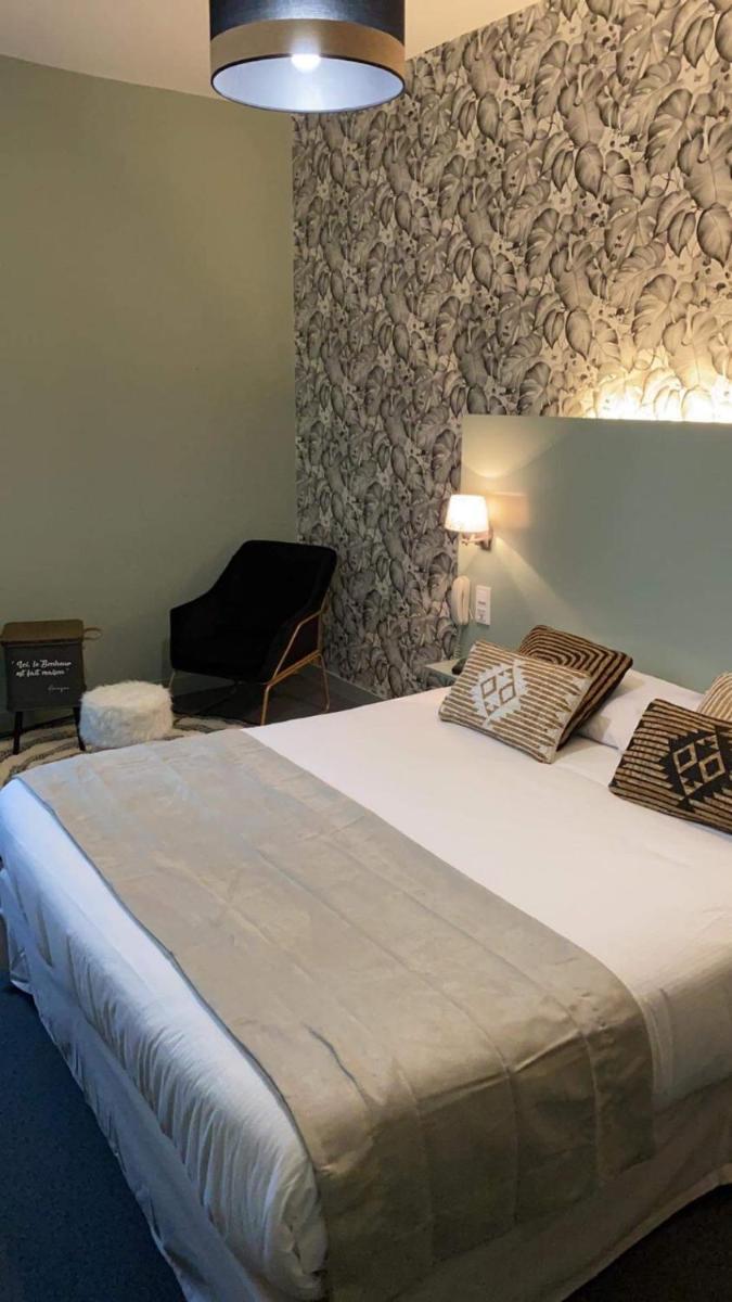 Un ou plusieurs lits dans un hébergement de l'établissement Logis hôtel Aux Berges de l'Aveyron