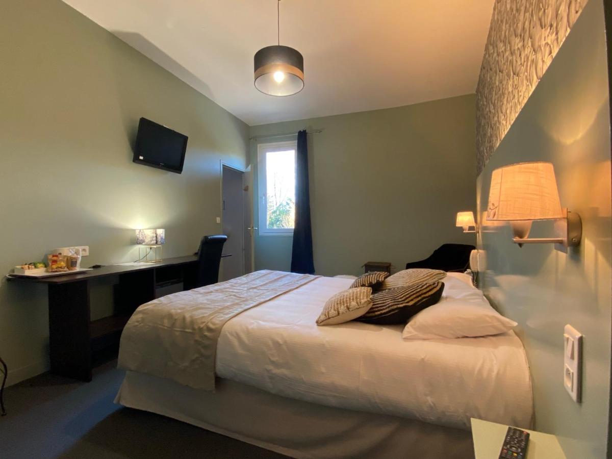Un ou plusieurs lits dans un hébergement de l'établissement Logis hôtel Aux Berges de l'Aveyron