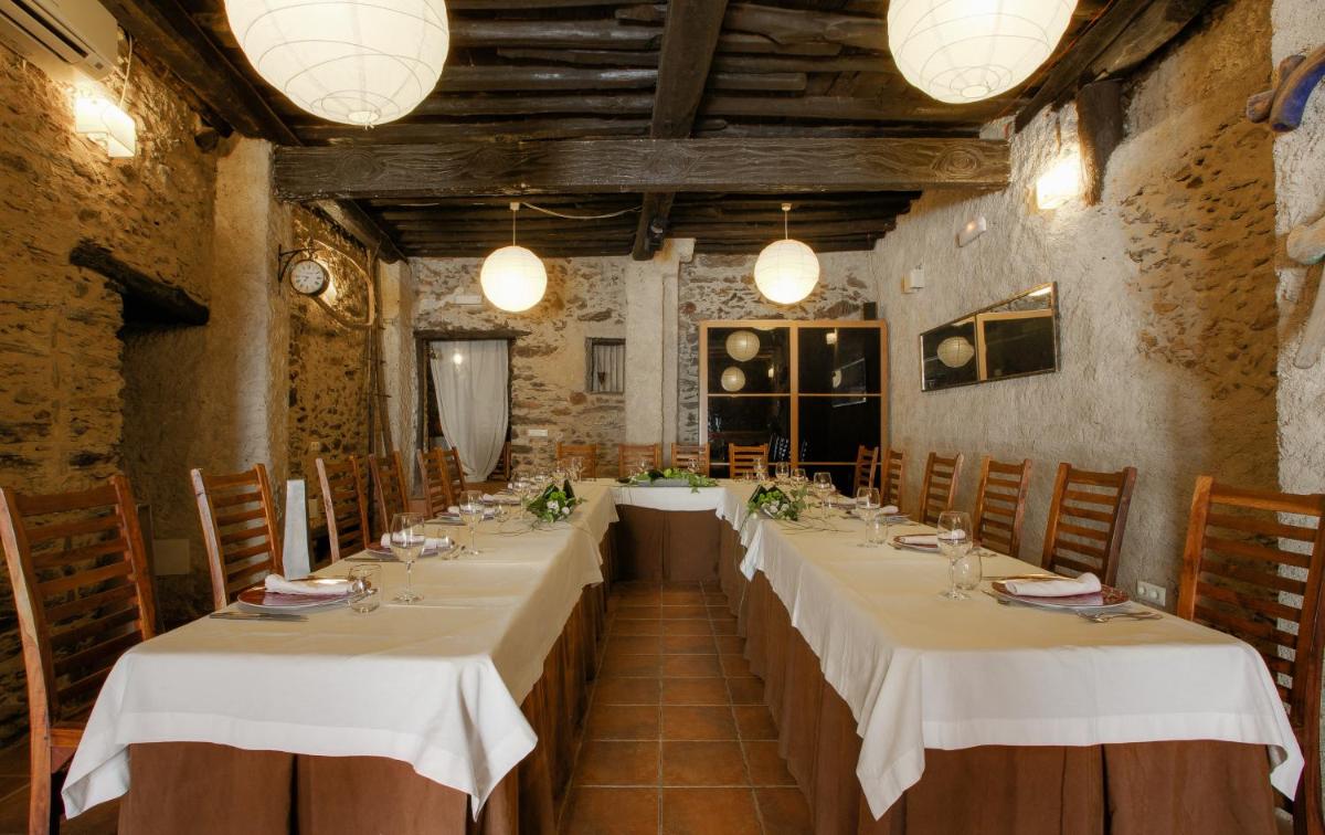 Un restaurante o sitio para comer en La Posada del Casar