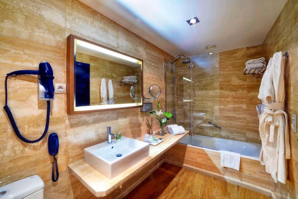 Un baño de NH Collection Madrid Palacio de Tepa