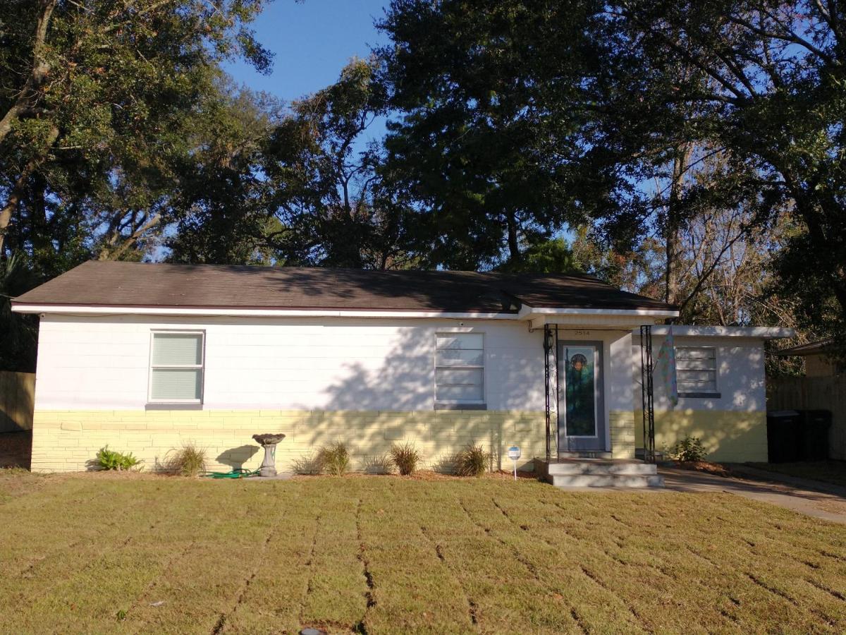 Welcome to Pineapple House! - Housity