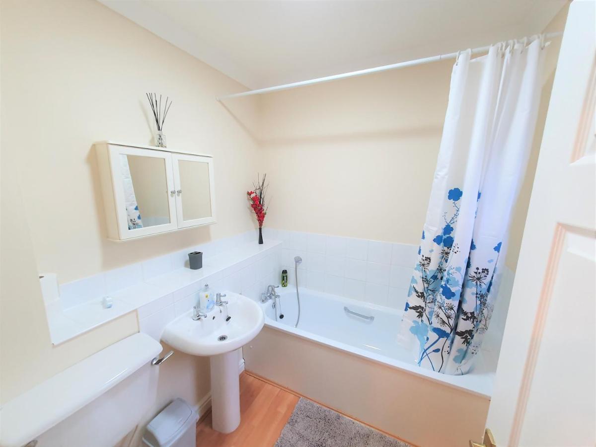Friars Walk 2 with 2 bedrooms, 2 bathrooms, fast Wi-Fi and private parking - Housity