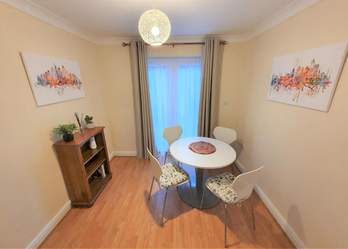Friars Walk 2 with 2 bedrooms, 2 bathrooms, fast Wi-Fi and private parking - Housity