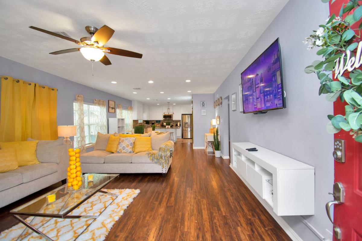 HEART BEAT ! Mid-town\Med Center\University Area sleeps 10 ! - Housity