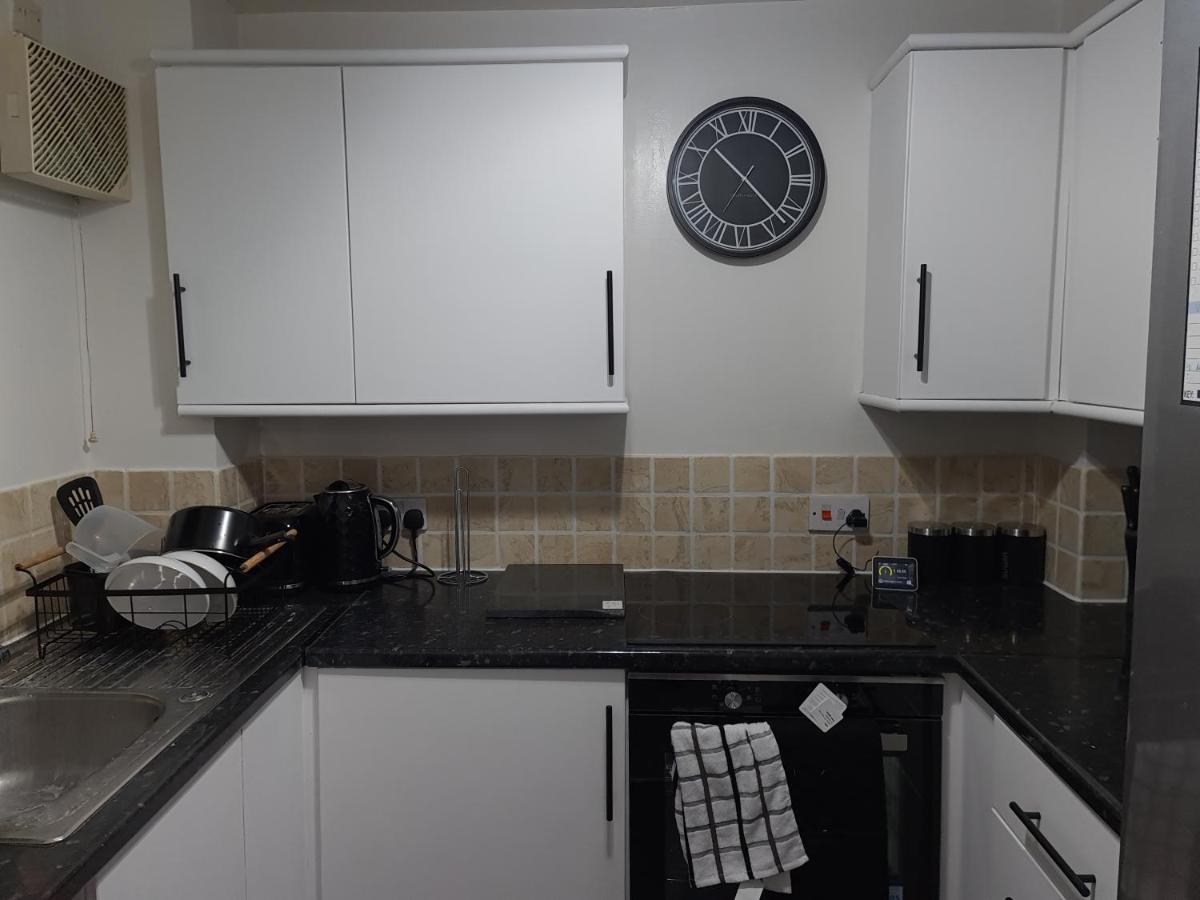Modern 1 Bed ground floor apartment - Housity