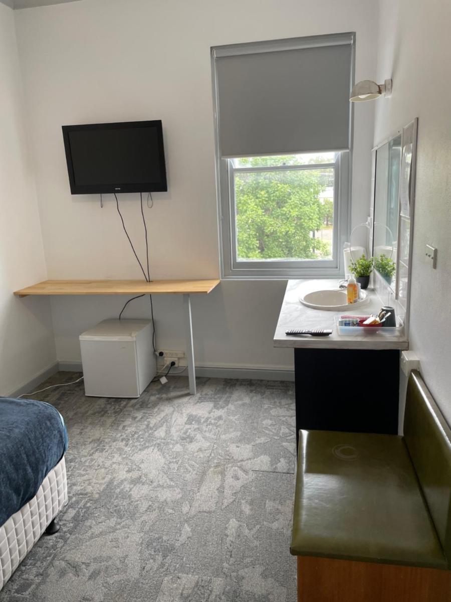 Parkes Hotel - Housity