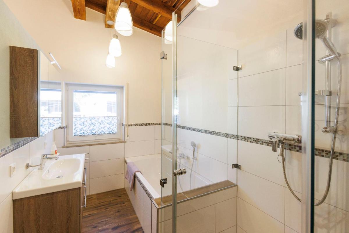 ein Badezimmer mit Waschbecken und Dusche in der Unterkunft Haus am Waldpark in Scheidegg + 37 Fotos