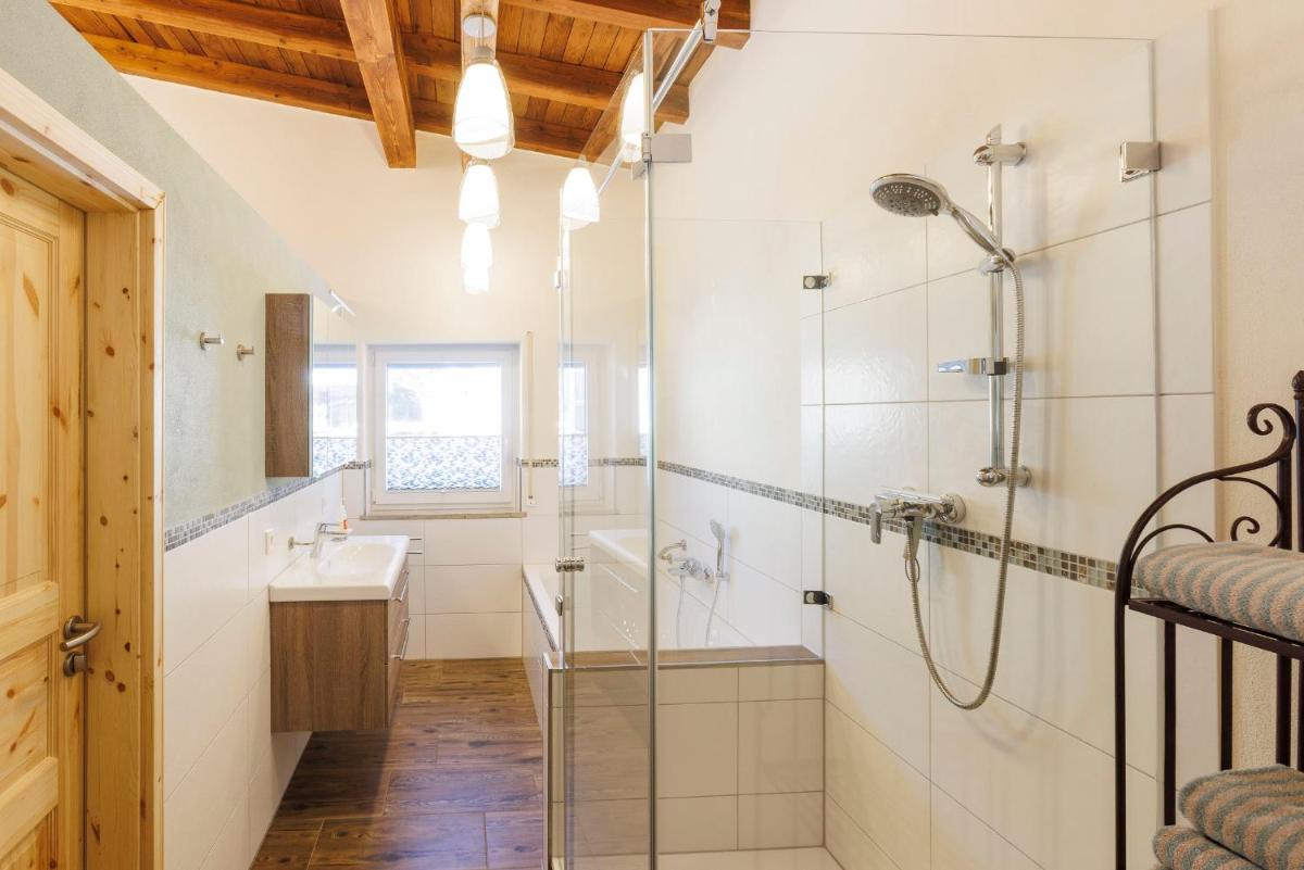 ein Badezimmer mit Dusche und Waschbecken in der Unterkunft Haus am Waldpark in Scheidegg
