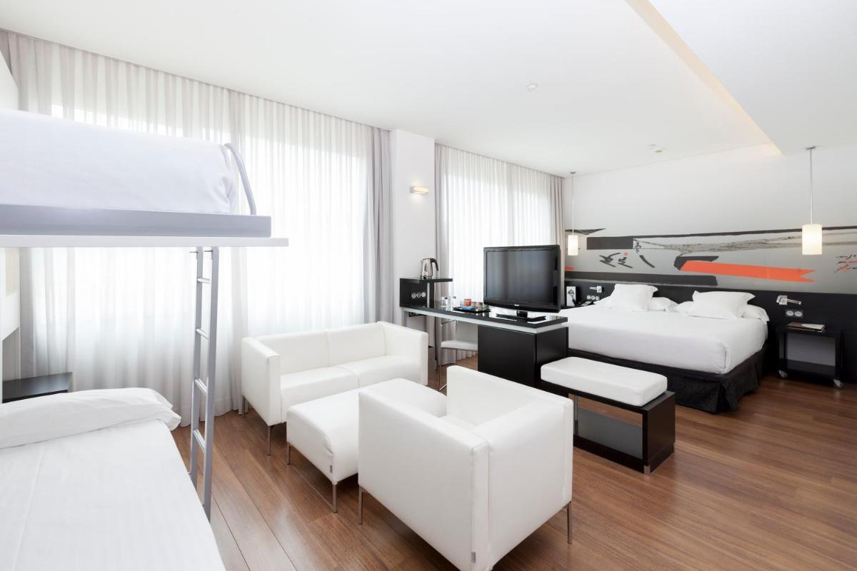 Cama o camas de una habitación en Axor Barajas