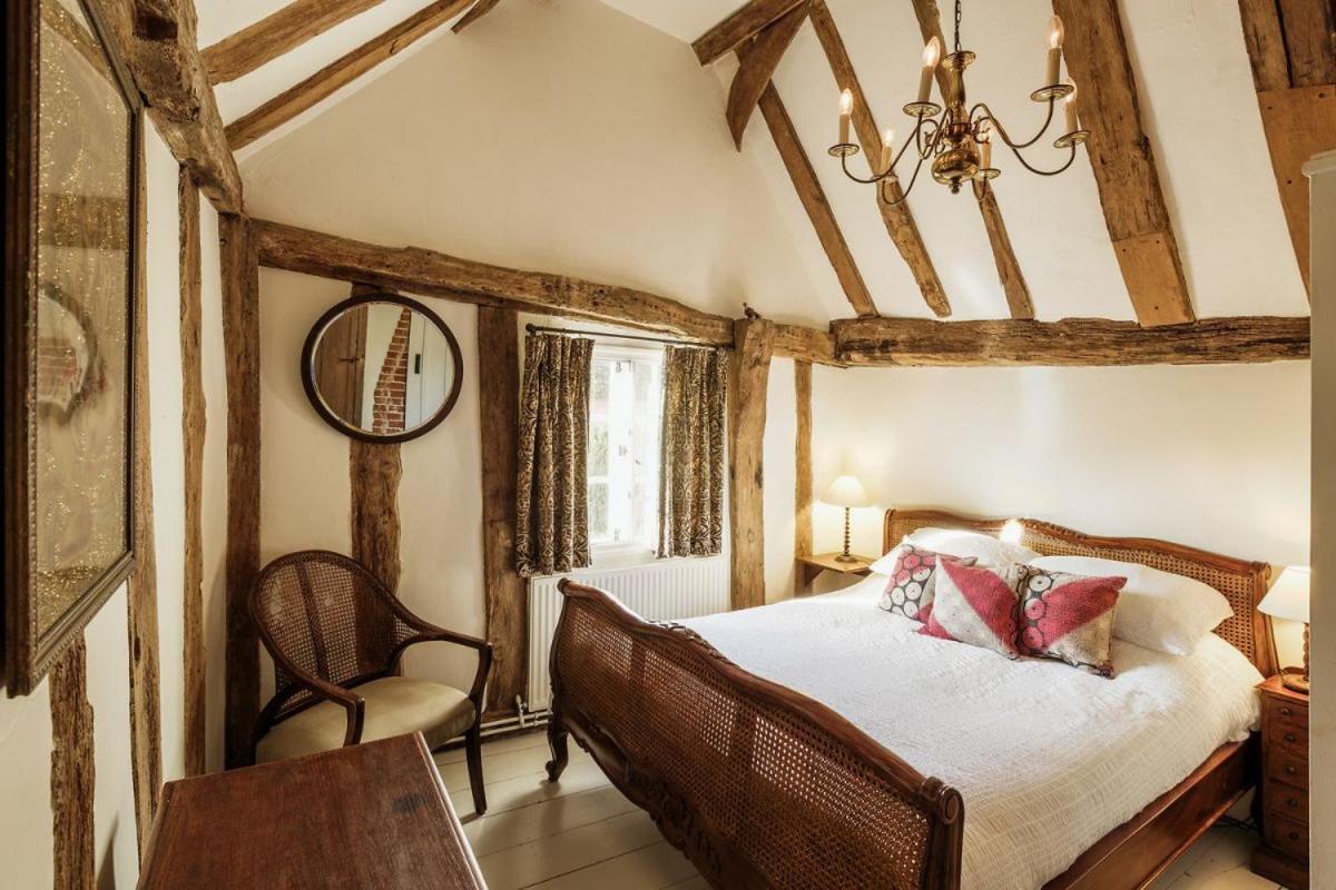 Water Cottage, a perfect ancient House in Suffolks prettiest tiny village - Housity