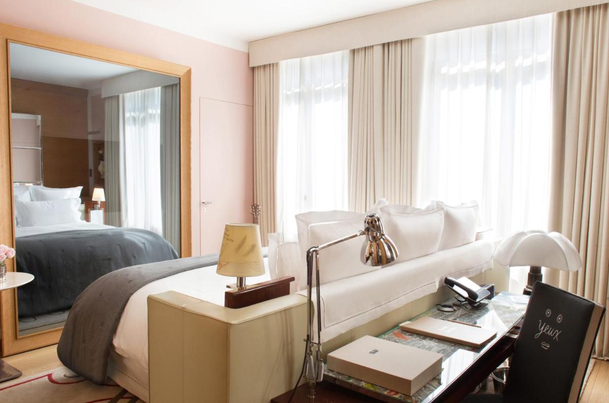 Un ou plusieurs lits dans un hébergement de l'établissement Hôtel Le Royal Monceau Raffles Paris