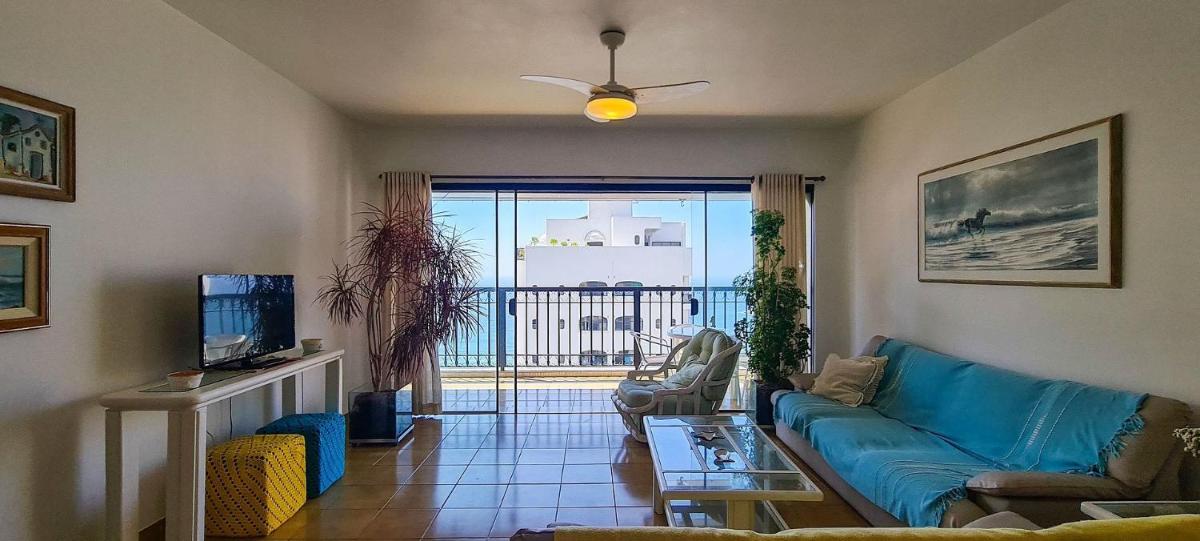 Apartamento Córsega - área de lazer e varanda com vista para o mar no Guarujá - Housity