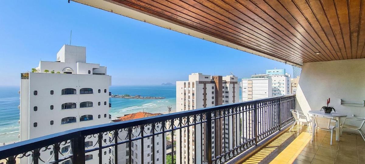 Apartamento Córsega - área de lazer e varanda com vista para o mar no Guarujá - Housity