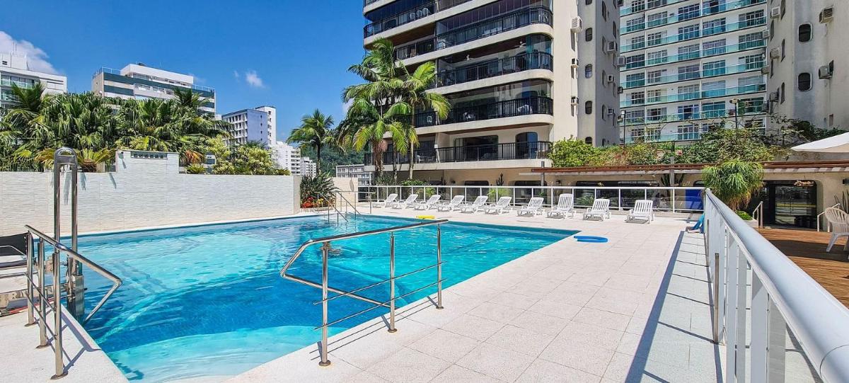 Apartamento Córsega - área de lazer e varanda com vista para o mar no Guarujá - Housity