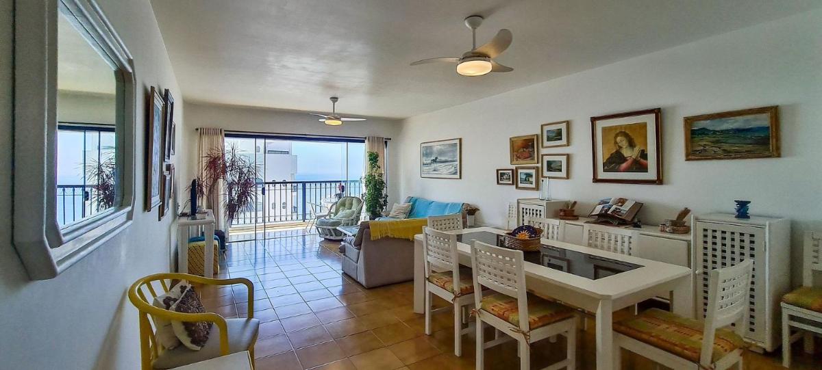Apartamento Córsega - área de lazer e varanda com vista para o mar no Guarujá - Housity