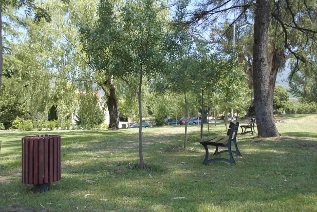 Jardín al aire libre en Salugral Termal Resort