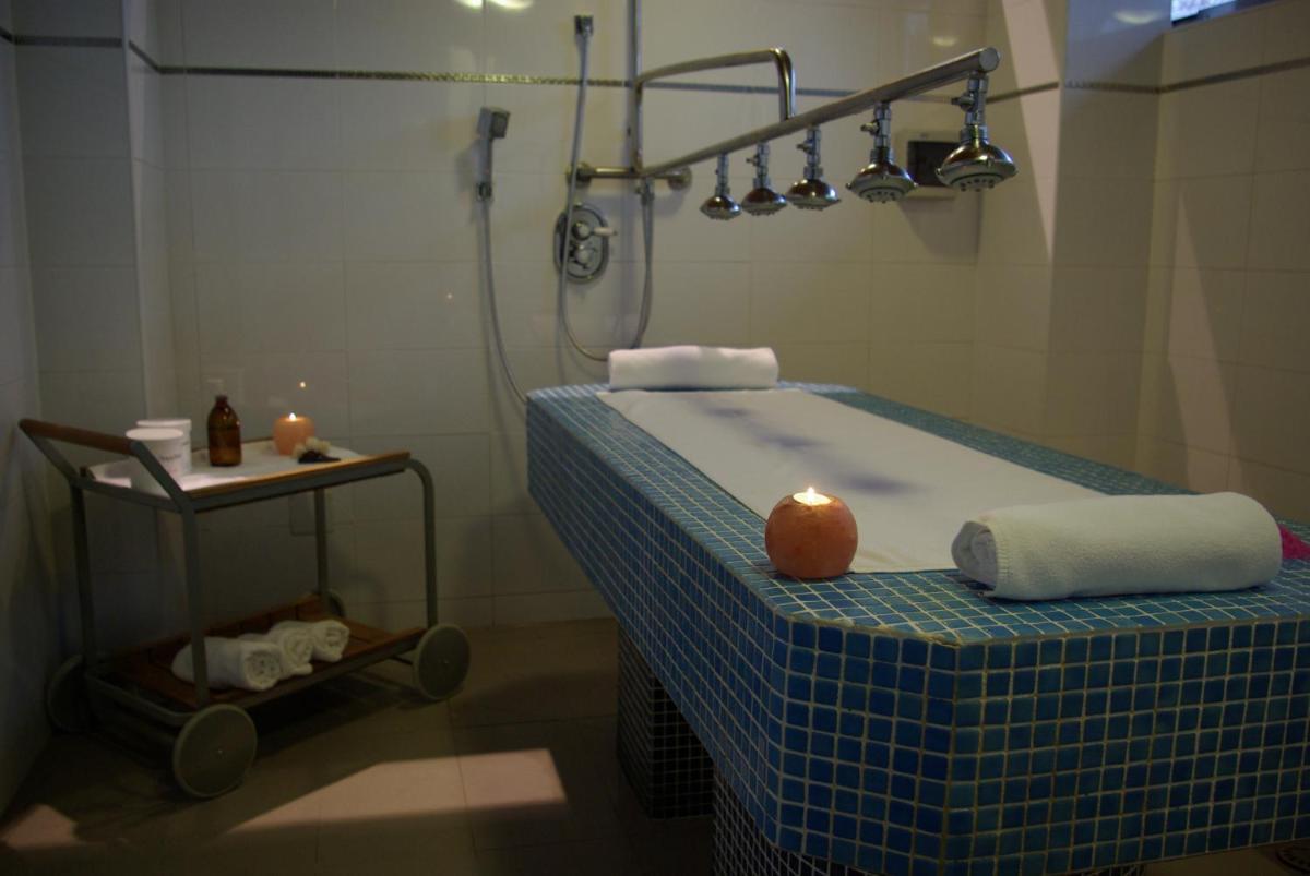 Un baño de Salugral Termal Resort