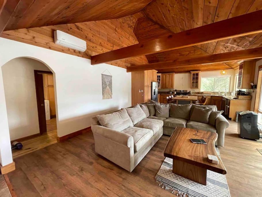 4 Acre Lakehouse with Huge Deck - Housity