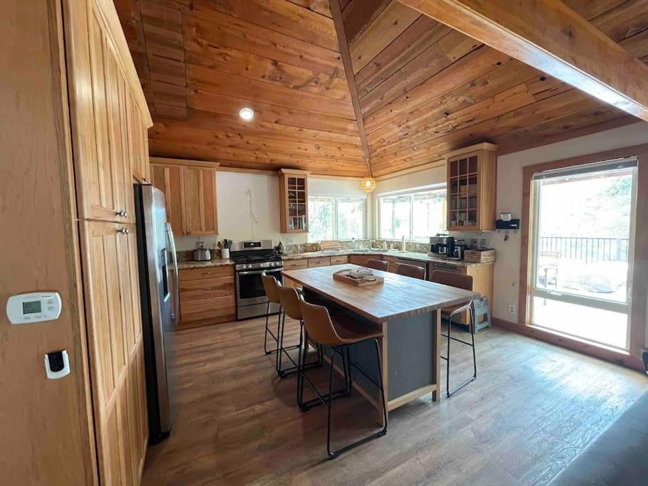 4 Acre Lakehouse with Huge Deck - Housity