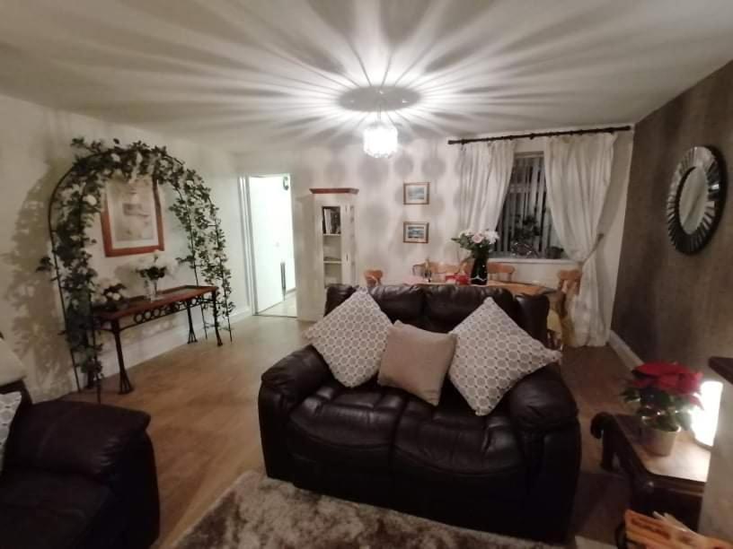 Comfy Quiet Town House - Housity
