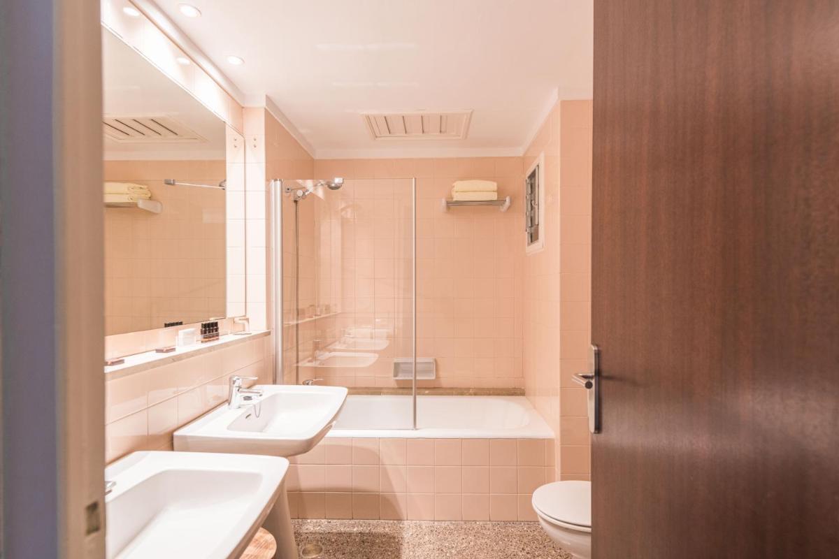 Un baño de Almadraba Park Hotel