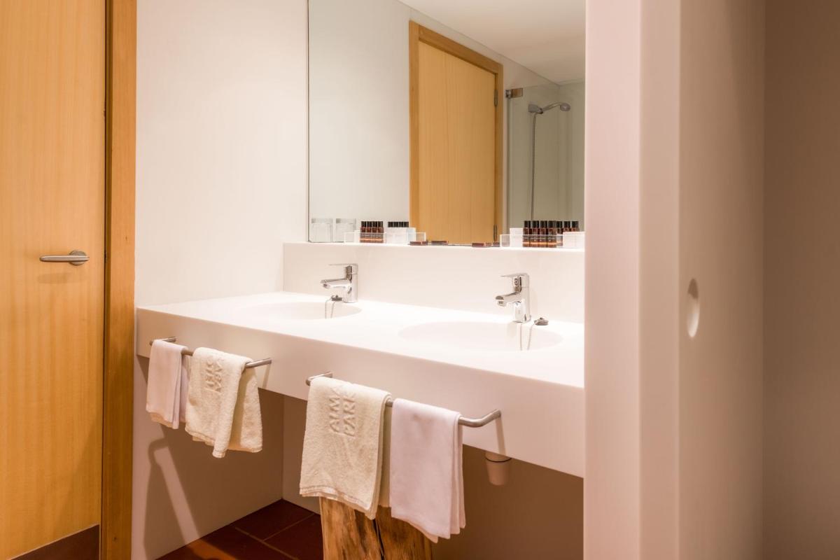 Un baño de Almadraba Park Hotel