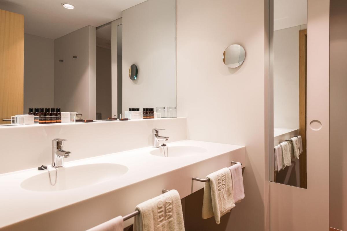 Un baño de Almadraba Park Hotel