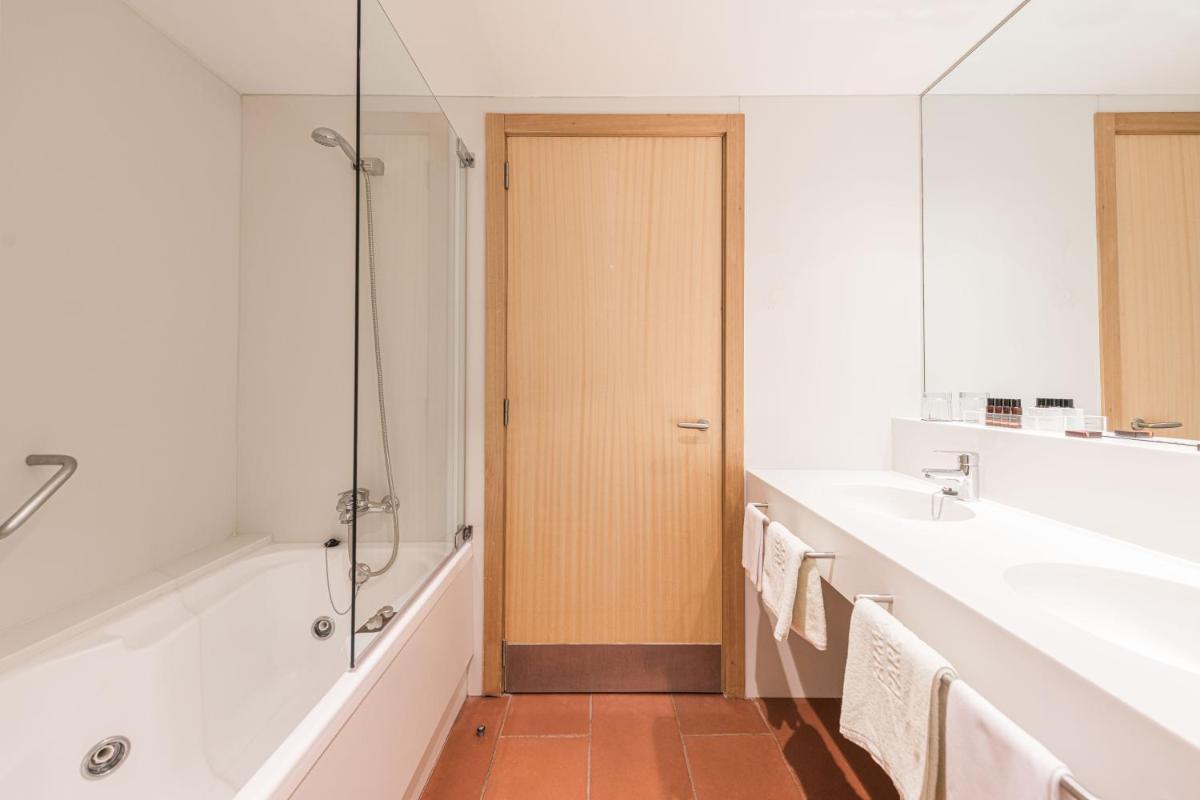Un baño de Almadraba Park Hotel