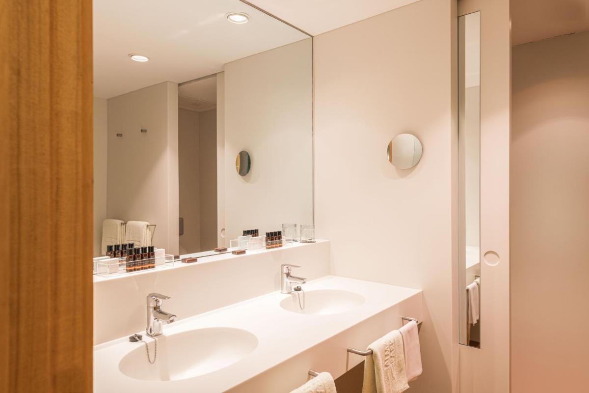 Un baño de Almadraba Park Hotel