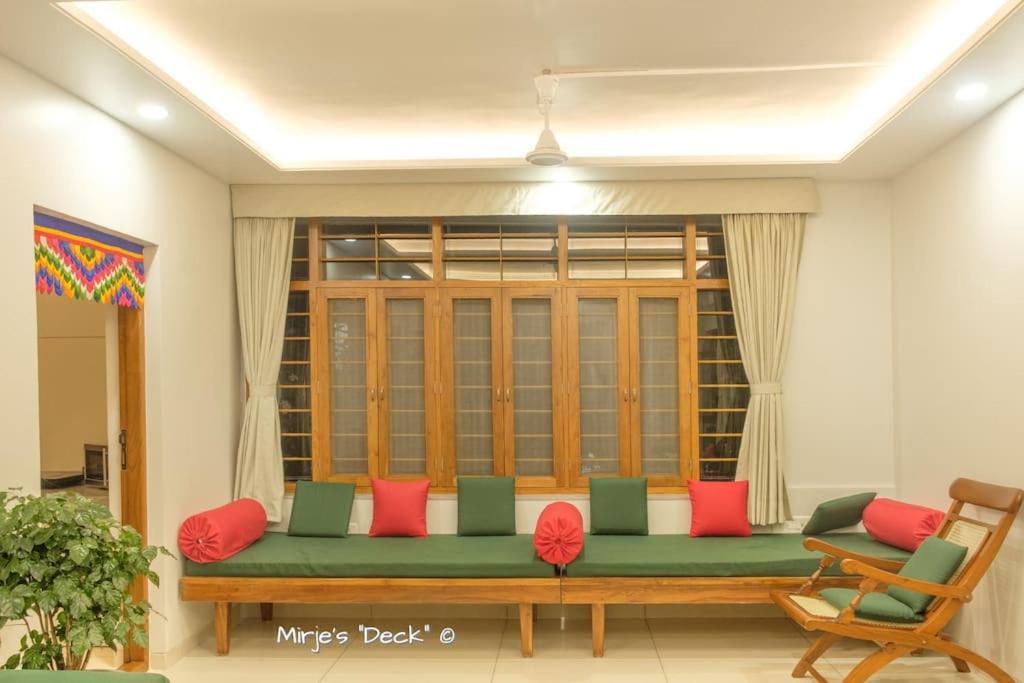 Mirje's Deck - Homestay - Family Rooms - Housity