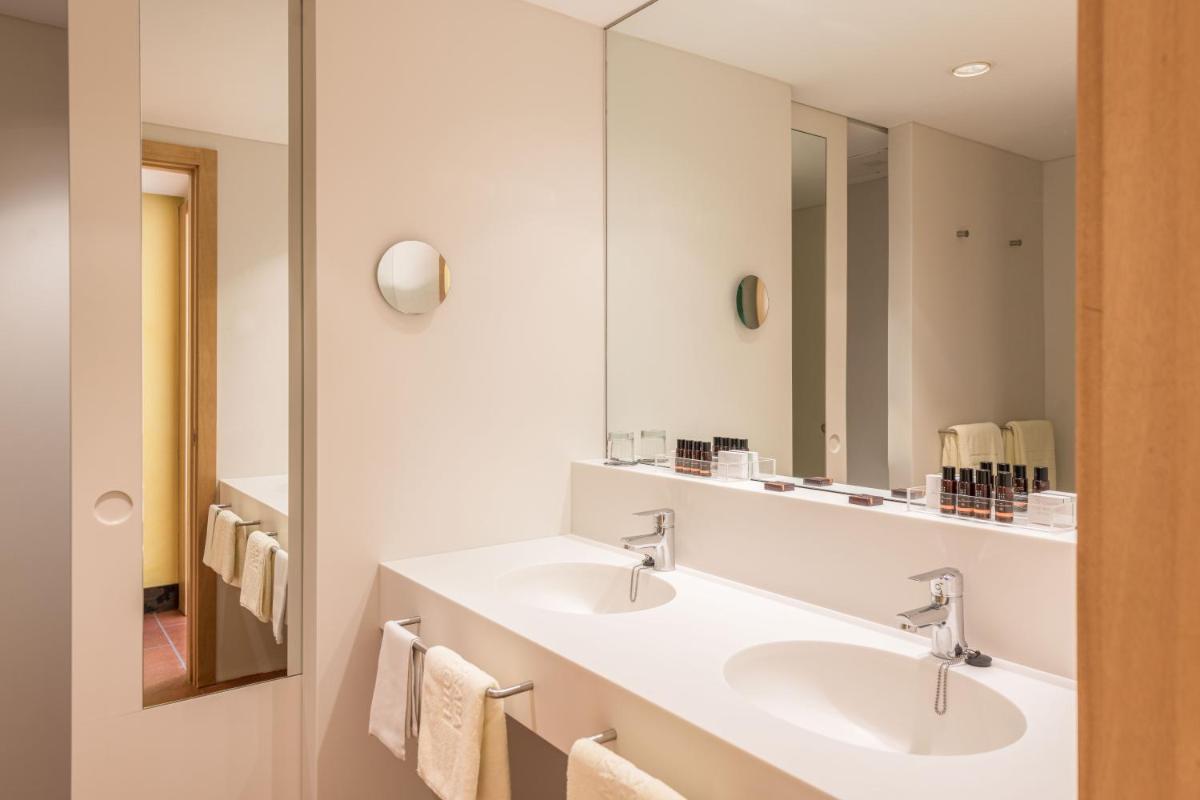 Un baño de Almadraba Park Hotel