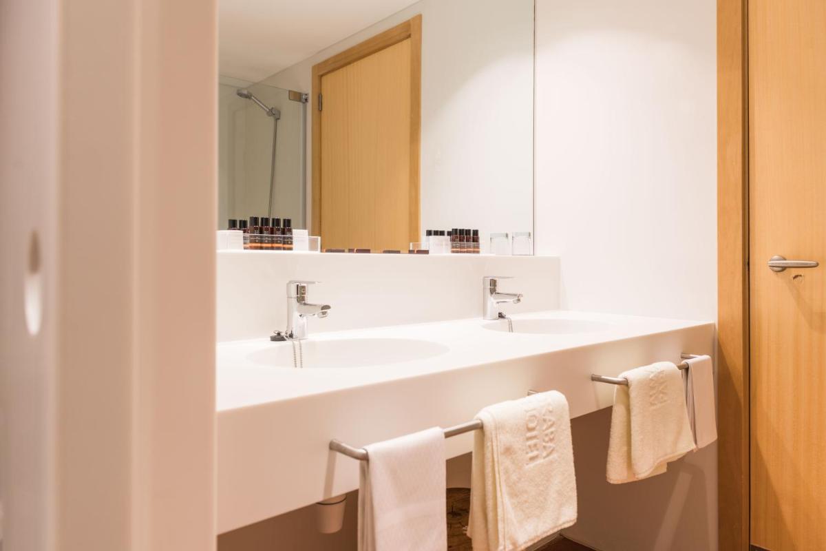 Un baño de Almadraba Park Hotel