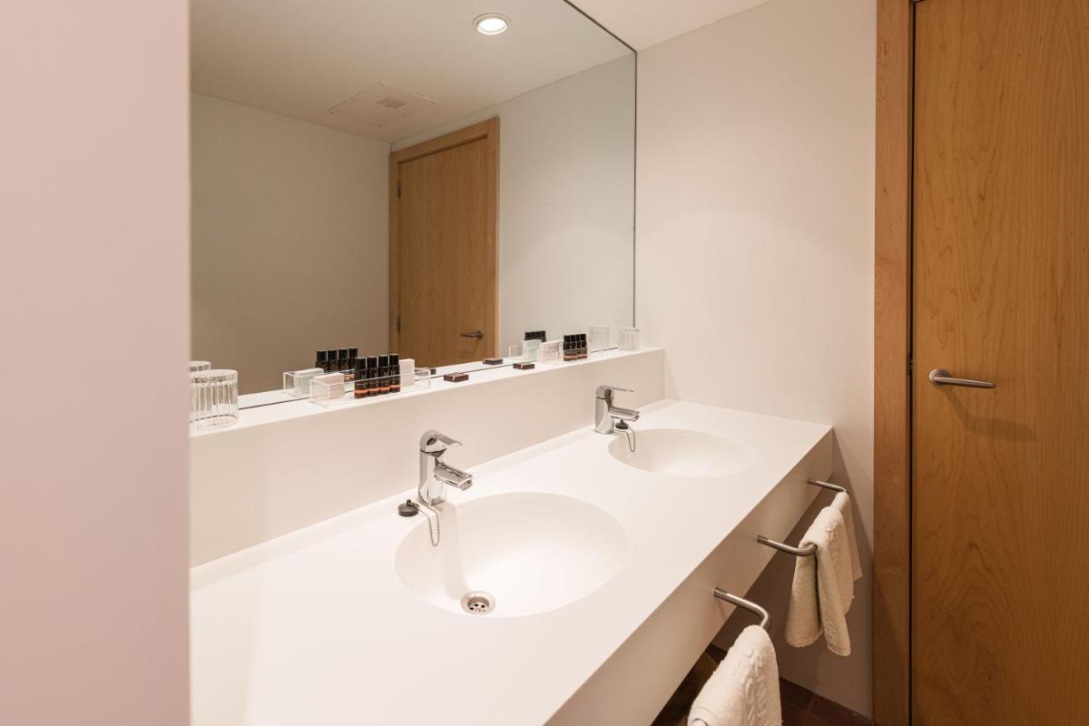 Un baño de Almadraba Park Hotel