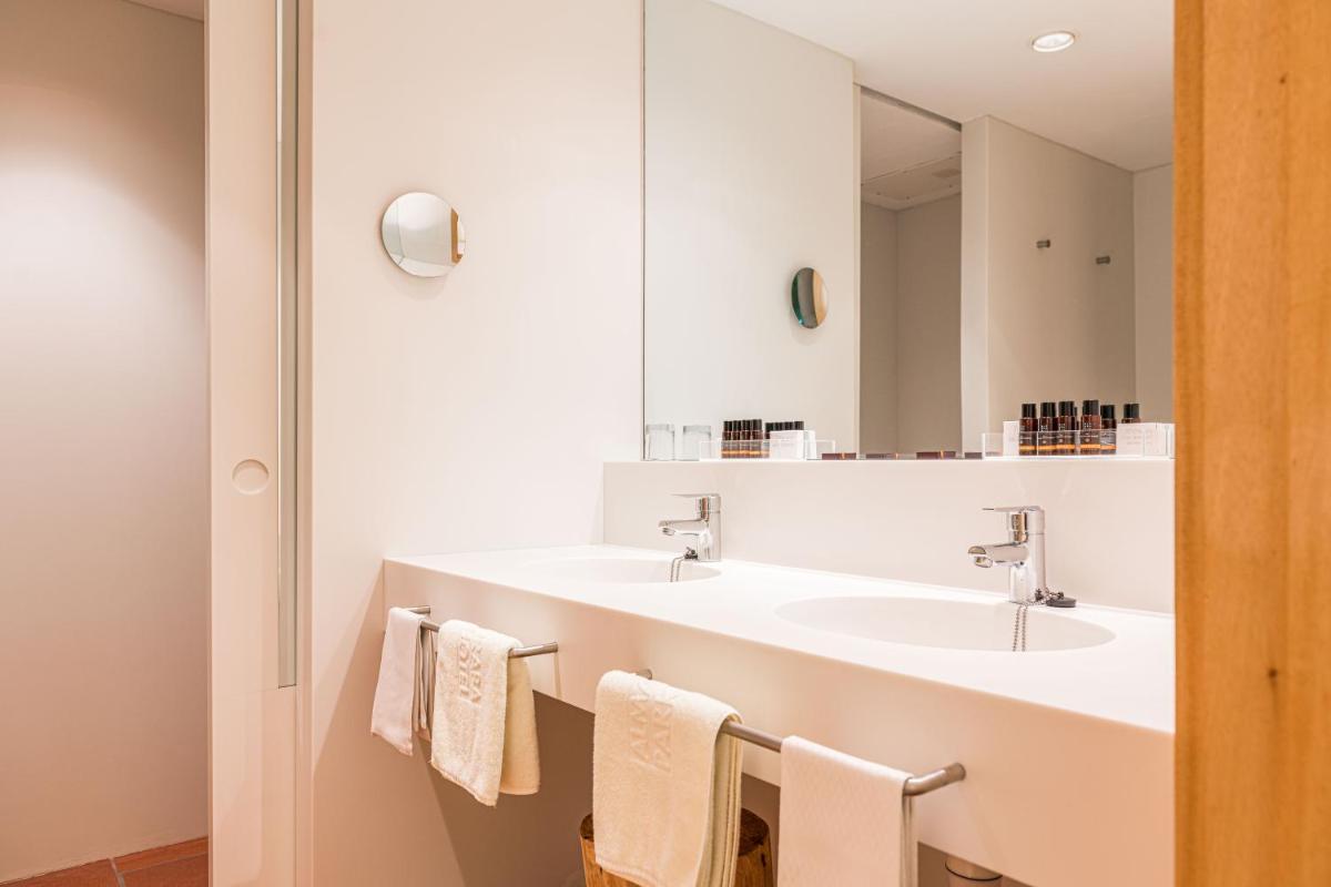 Un baño de Almadraba Park Hotel