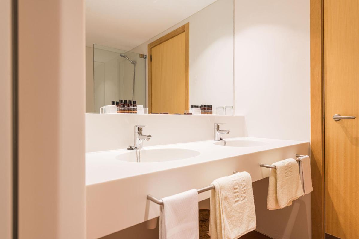 Un baño de Almadraba Park Hotel