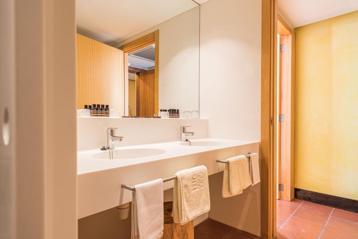 Un baño de Almadraba Park Hotel