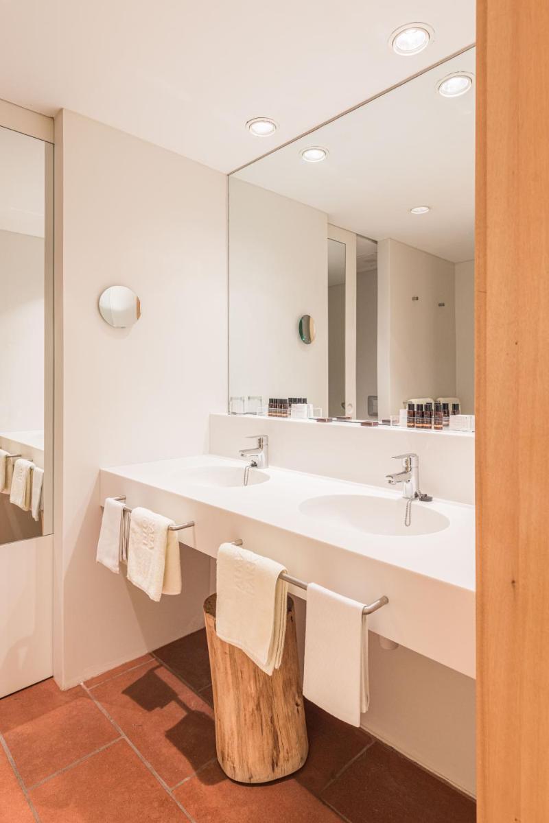 Un baño de Almadraba Park Hotel