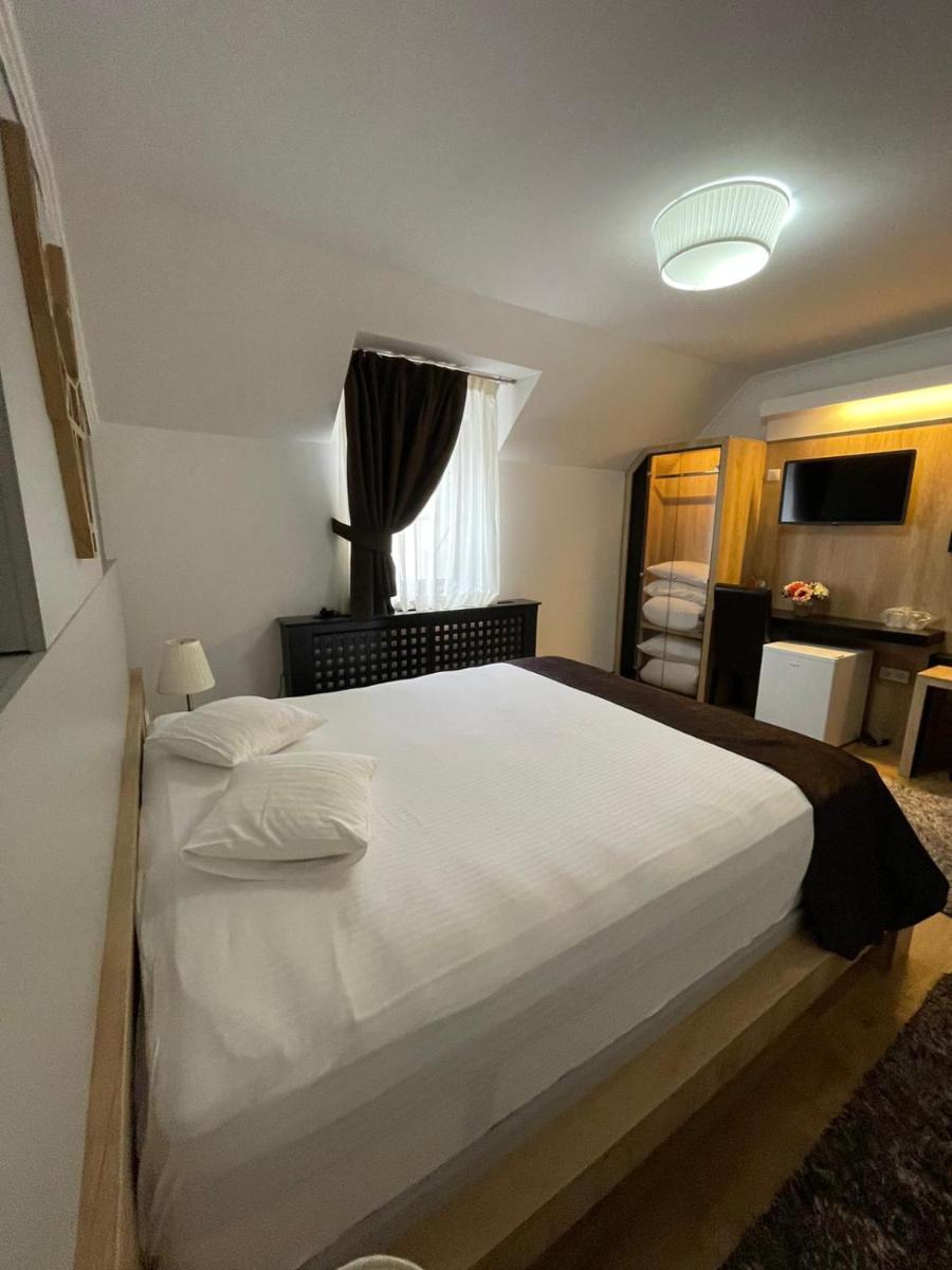 PENSIUNE RESTAURANT CAPRA NEAGRA - Housity