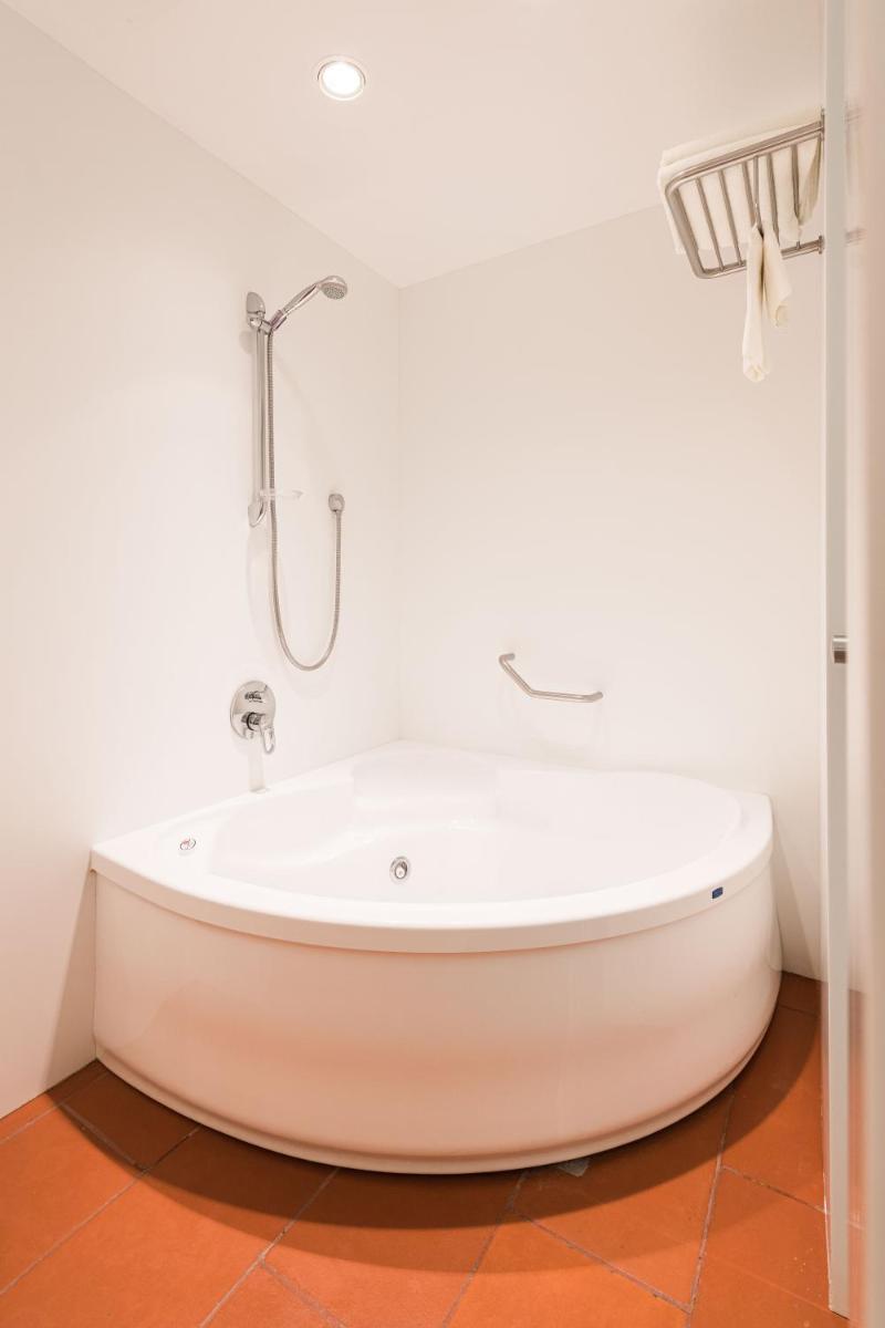 Un baño de Almadraba Park Hotel