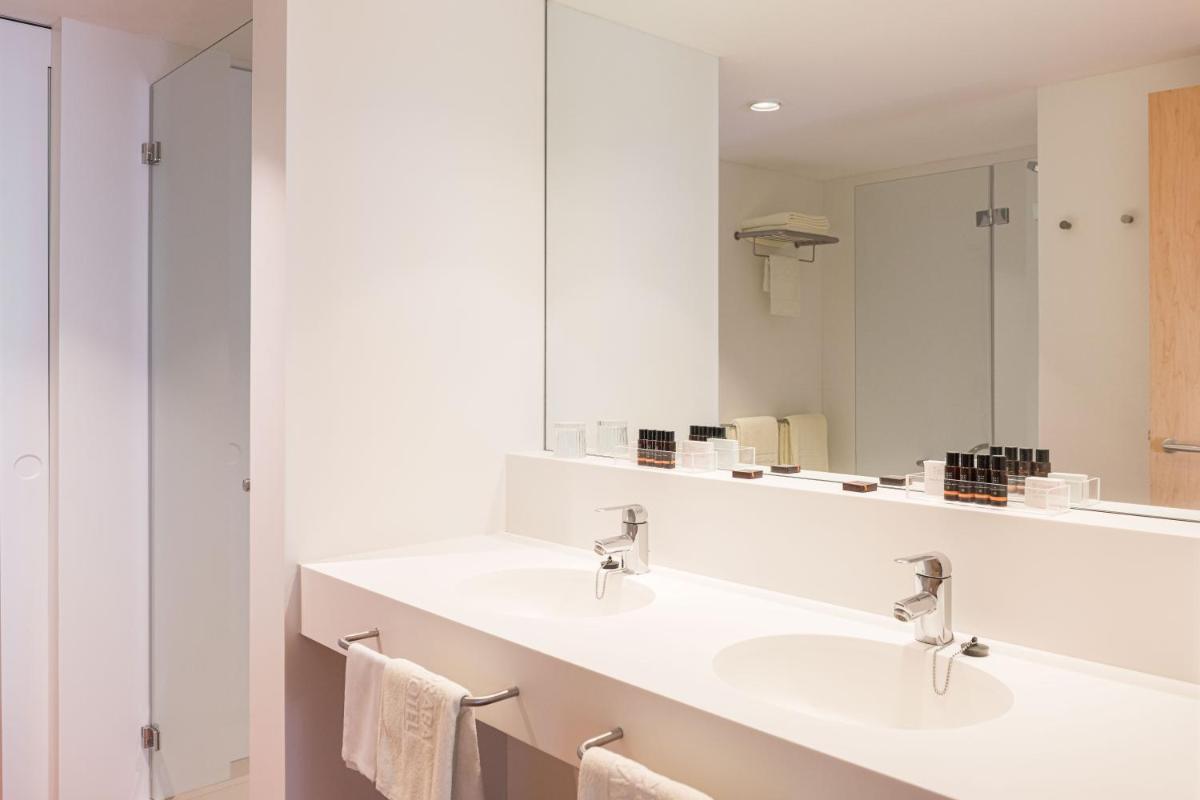 Un baño de Almadraba Park Hotel