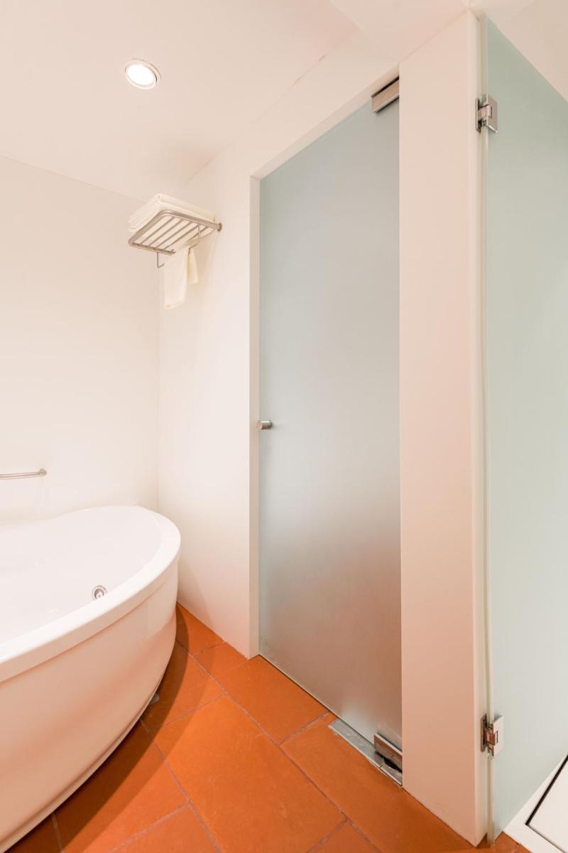 Un baño de Almadraba Park Hotel