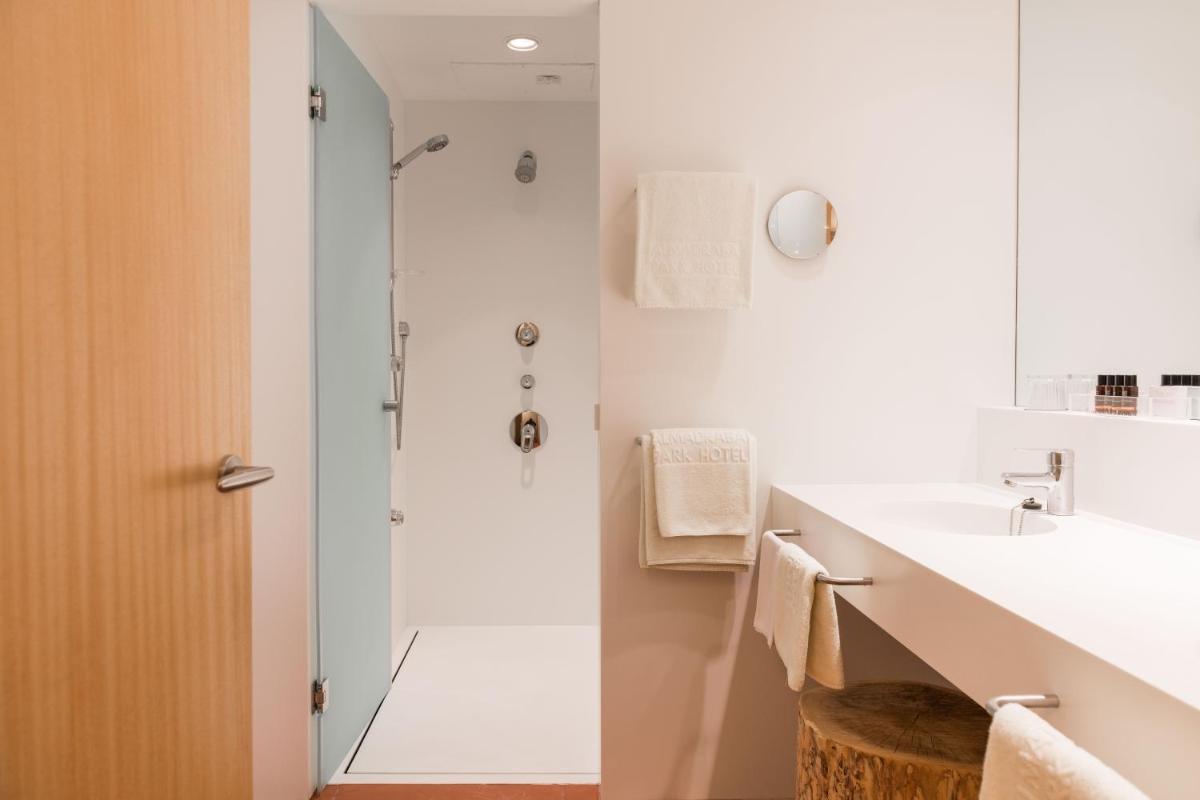 Un baño de Almadraba Park Hotel