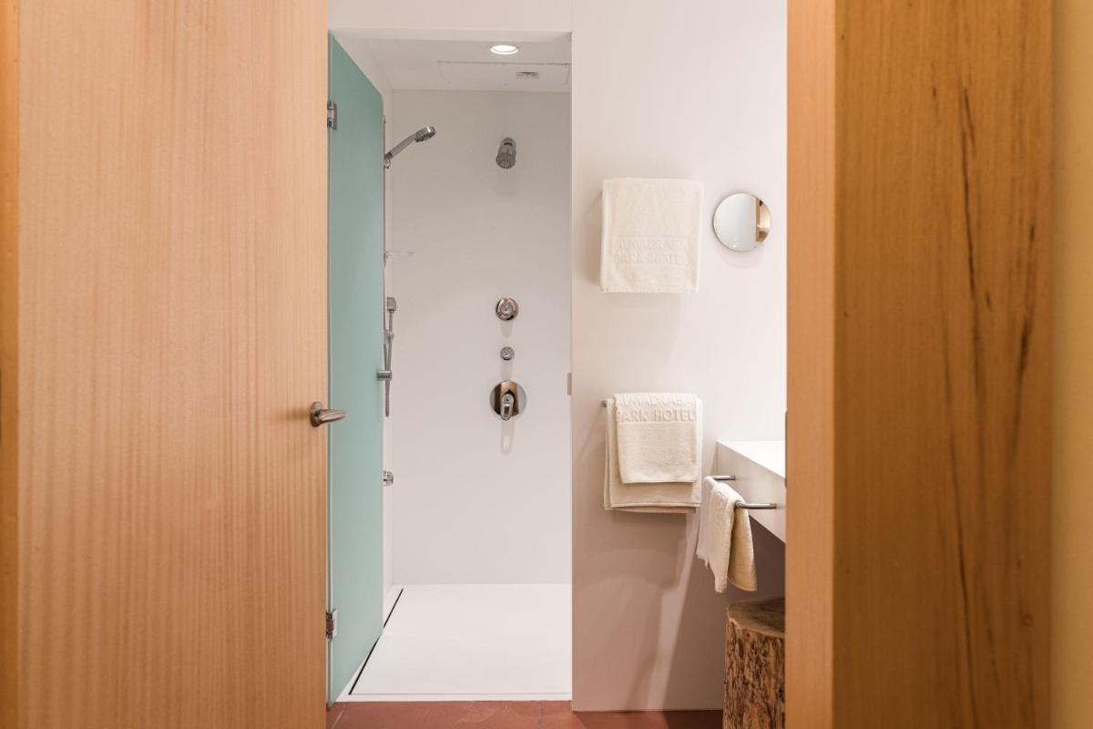 Un baño de Almadraba Park Hotel
