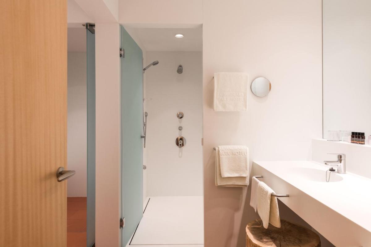 Un baño de Almadraba Park Hotel